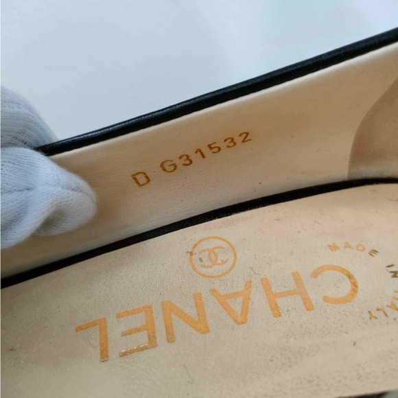 Chanel Leather Pumps Open Toe.Interlocking CC logo and gold chain link accent. - Picture 11 of 17